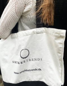 Its NOT a plastic bag!Hos Smykketrends tænker vi på miljøet og derfor fået produceret nogle lækre bomuldsbags.