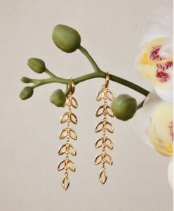Elegante øreringe med to lange blad-vedhæng, forgyldt.klik her og se mere.