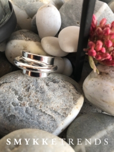 Trendy sølv ring med flot design og skønne detaljer.klik her og se mere.