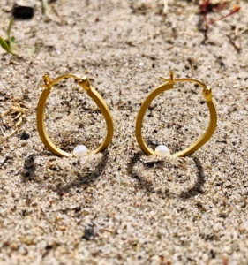 Et strejf af ferie med sol, hav og sand.Salene øreringene er inspireret af smukke Bornholm.
